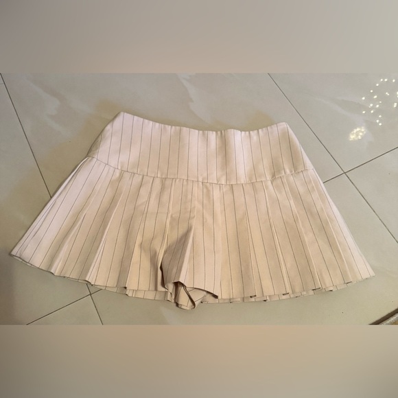 Zara Pleated Skort features a high waist, wrap front, side buckle, pleat details - Picture 16 of 16
